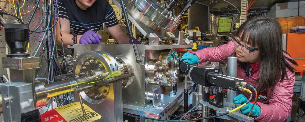 dwfa-users-thumb.jpg Users setting up their experimental apparatus for research involving terahertz radiation and dielectric structures.